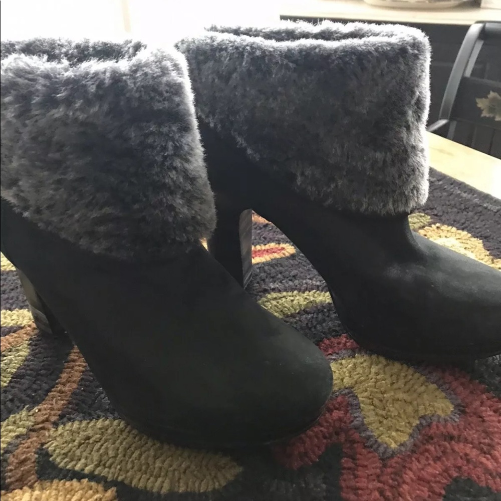 Ugg Suede Sherpa Cuff Ankle Boot Size/8 //SOLD// - Picture 3 of 7
